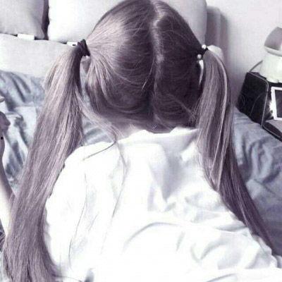 初中女生背影照片真实,初中女生的校园时光剪影