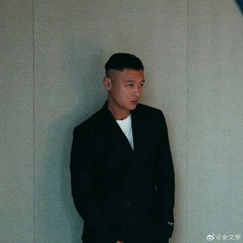 余文乐最新照片,魅力依旧，演绎时尚态度